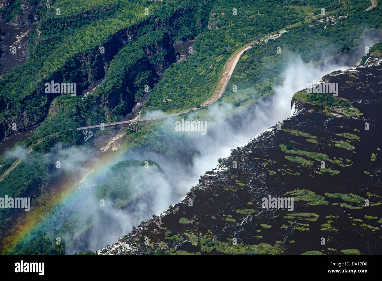 Hélicoptère, arc en ciel et Chutes Victoria, pulvérisation ou 'Mosi-oa-Tunya" (La fumée qui tonne), et Zambèze, Zambie / Zimbabwe Banque D'Images