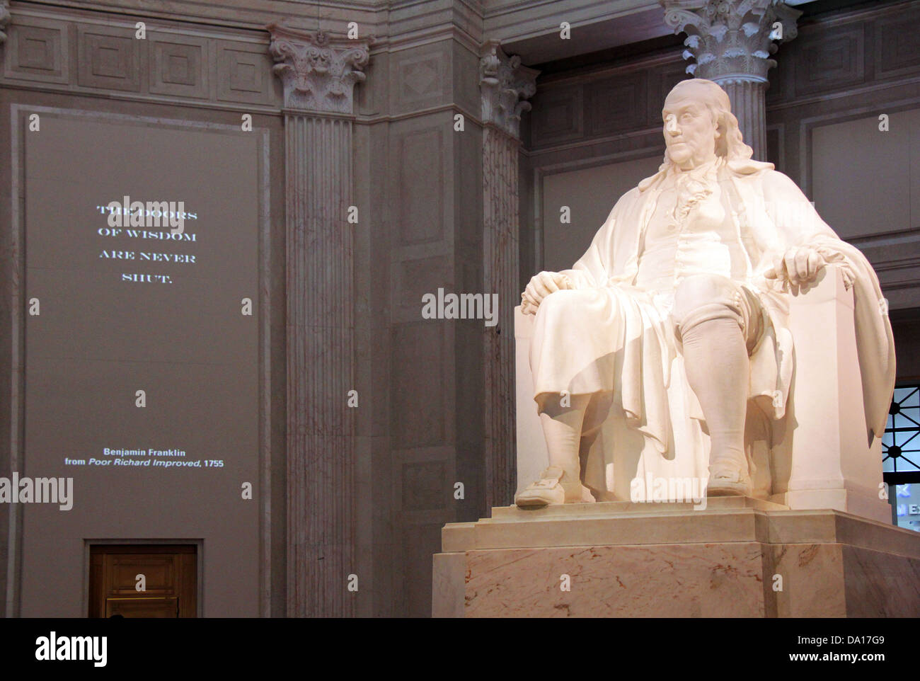 Benjamin Franklin statue au hall d'entrée de l'Institut Franklin de Philadelphie, Pennsylvanie. Banque D'Images