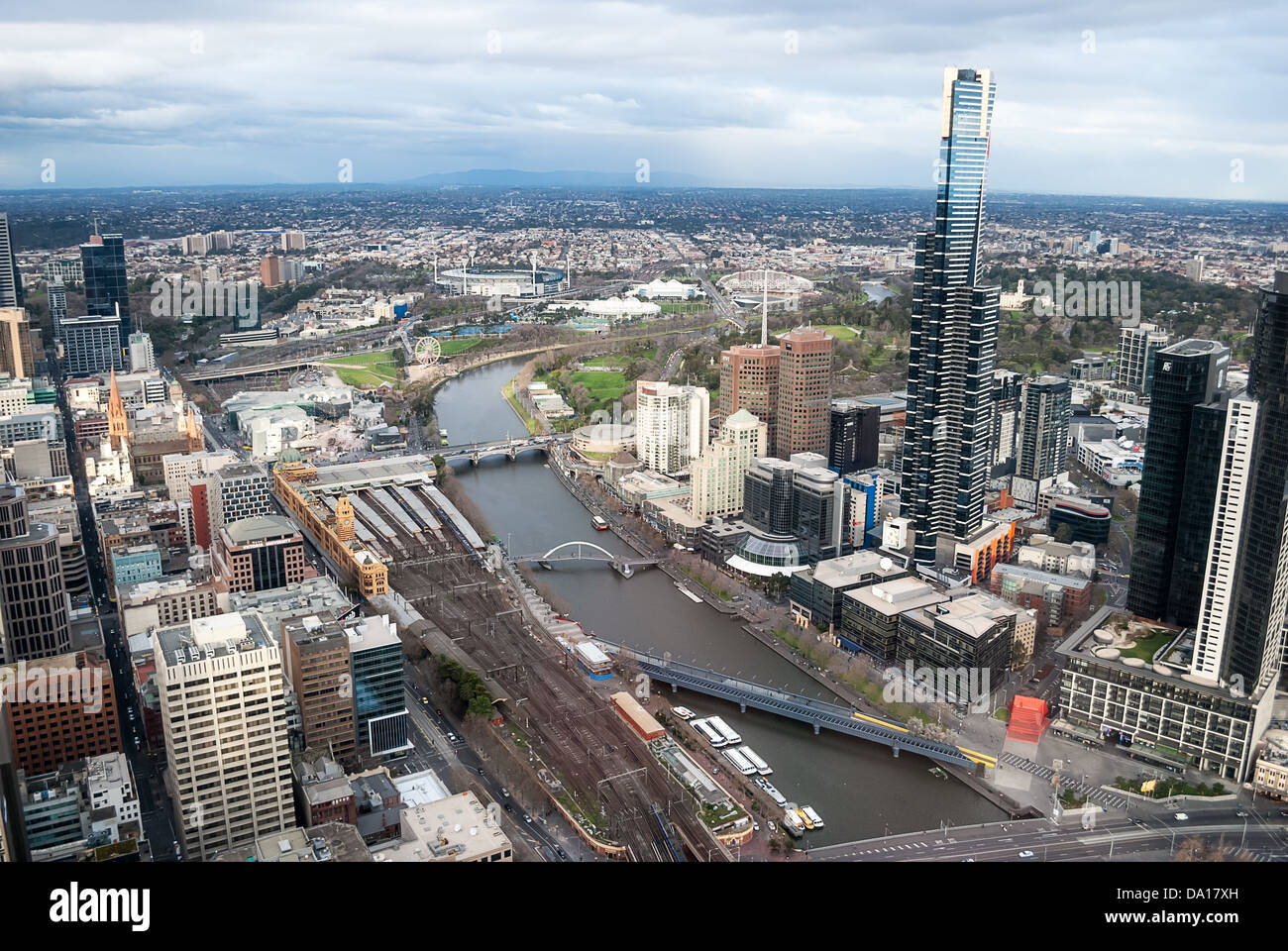 Une vue le long de la rivière Yarra à Southbank, partie du quartier central des affaires de Melbourne, Australie. Banque D'Images