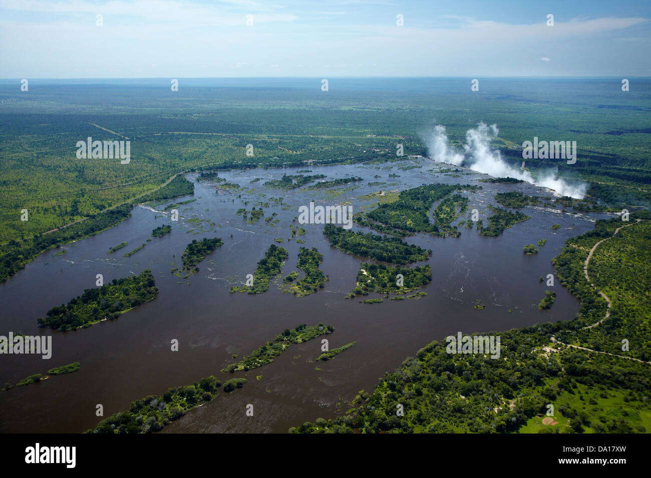 La rivière Zambezi et spray de Victoria Falls ou 'Mosi-oa-Tunya" (La fumée qui tonne), le Zimbabwe / Zambie border Banque D'Images