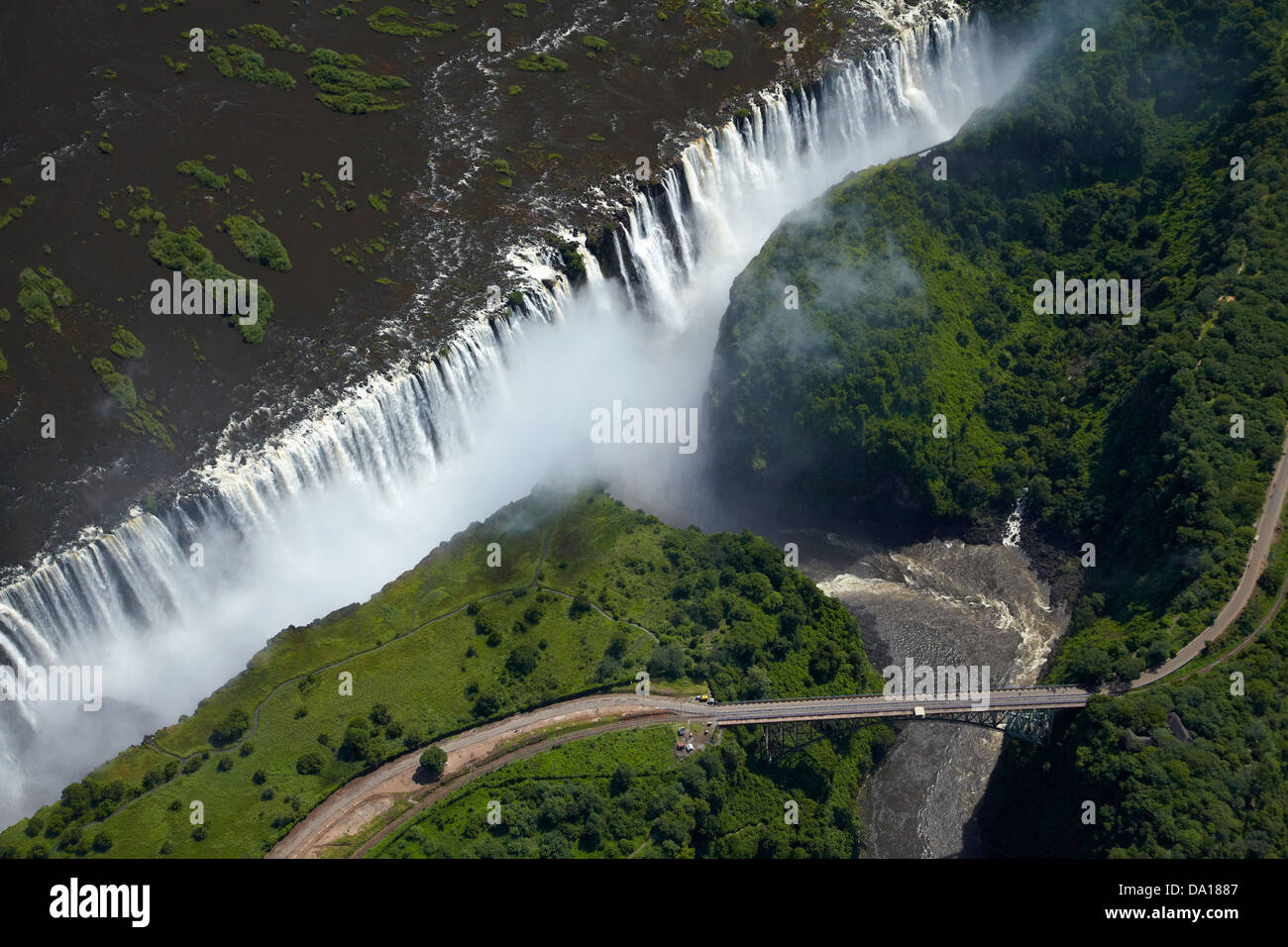 Victoria Falls ou 'Mosi-oa-Tunya" (La fumée qui tonne), Zambèze, et pont de Victoria Falls, Zimbabwe / Zambie border Banque D'Images