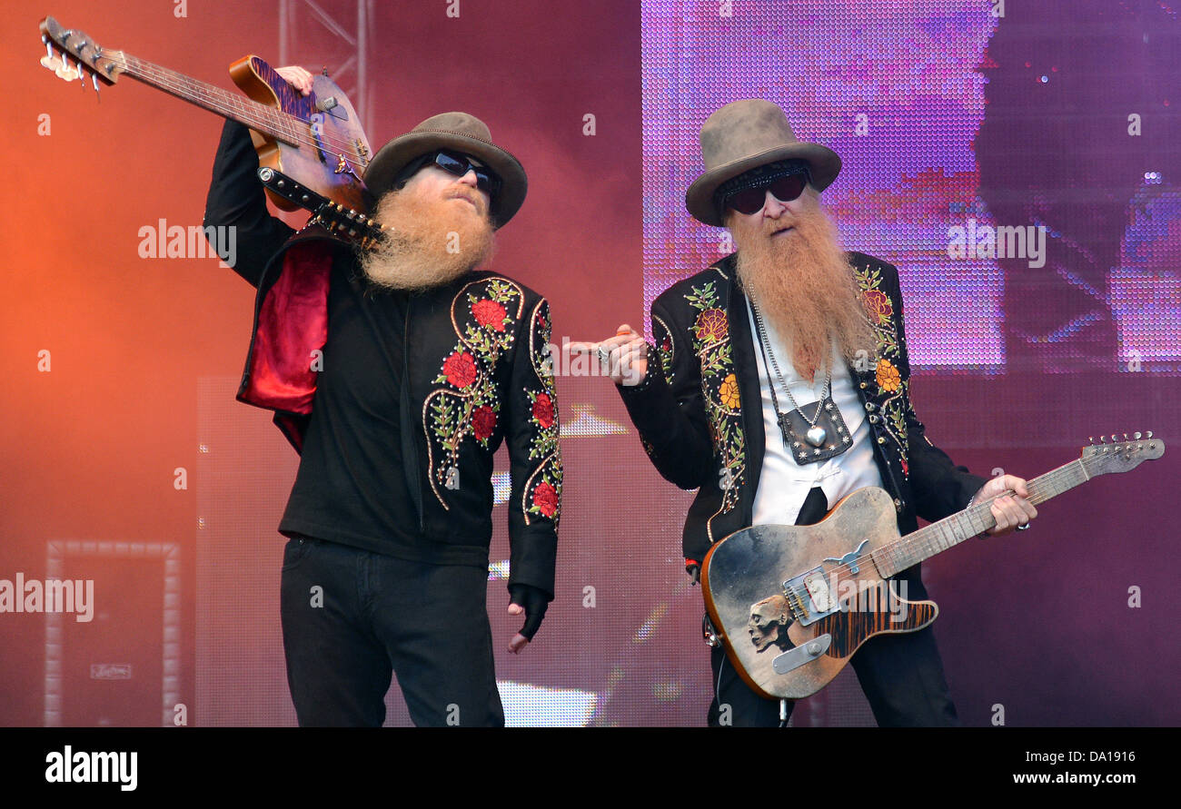 Hambourg, Allemagne. 30 juin 2013. Le bassiste Dusty Hill (L) et le guitariste Billy Gibbons du groupe ZZ Top nous produire sur scène le Stadtpark à Hambourg, Allemagne, 30 juin 2013. ZZ Top a été fondée à Houston, au Texas, en 1969. Photo : Axel Heimken/dpa/Alamy Live News Banque D'Images