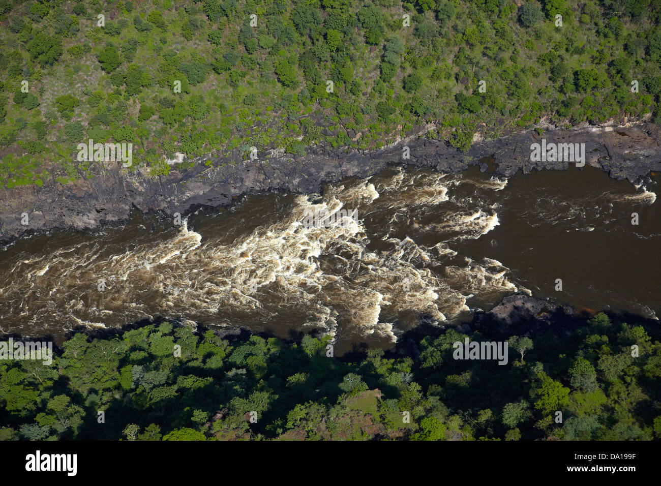 Rapids blancs de l'eau sur le fleuve Zambèze dans Gorge Batoka Victoria Falls, Zimbabwe / Zambie Afrique du Sud, la frontière - vue aérienne Banque D'Images