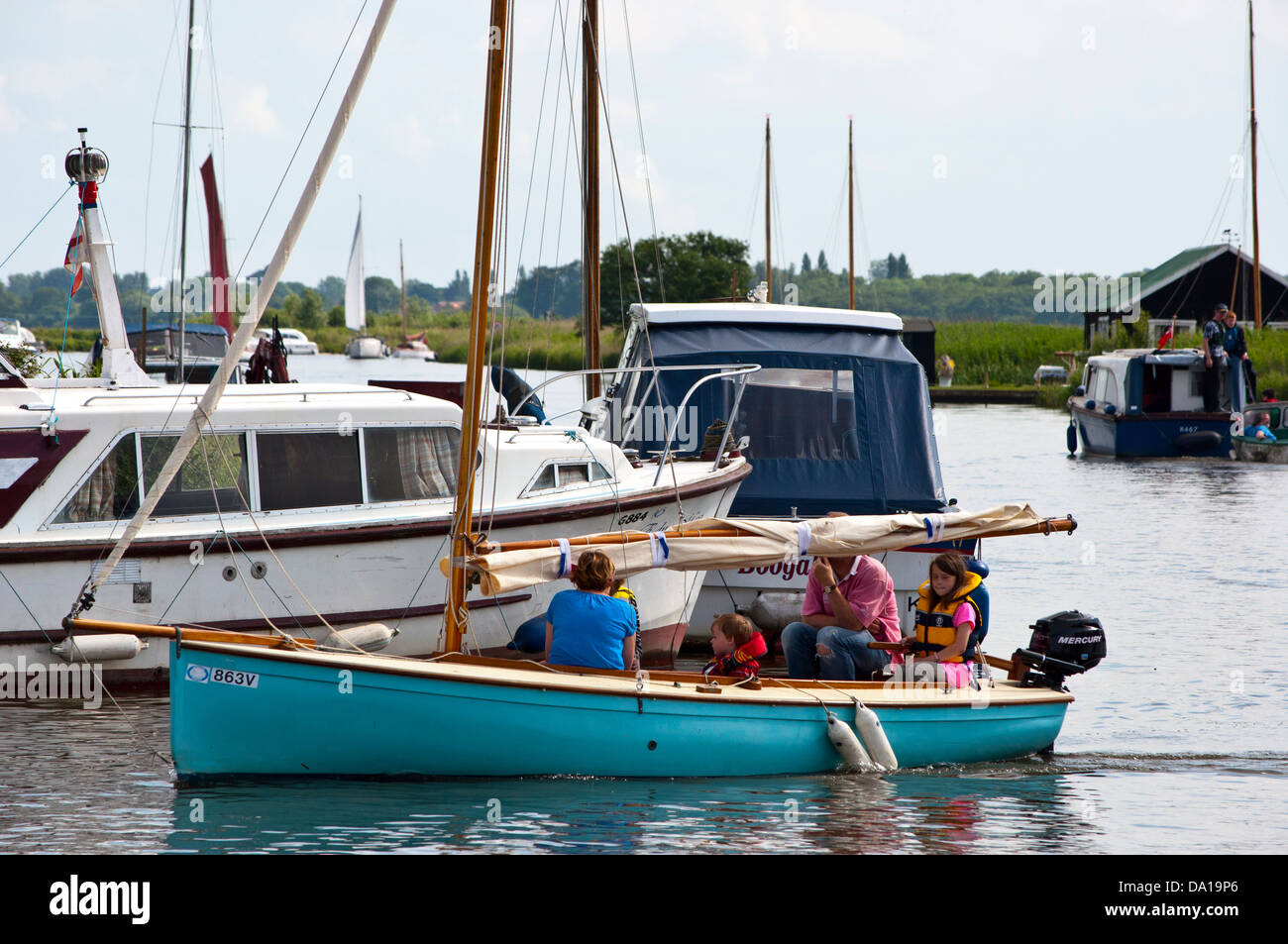 Famille en bateau à dingy Banque D'Images