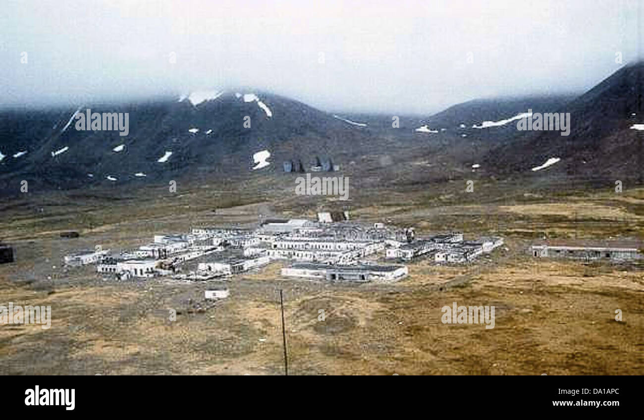 La Northeast Cape Air Force Station, opérationnelle jusqu'en 2003, était une installation clé pour les opérations de l'US Air Force en Alaska, soutenant la surveillance et les communications pendant la guerre froide et au-delà. Sa situation dans l'Arctique en fait un lieu essentiel pour les opérations d'alerte précoce et de défense. Banque D'Images