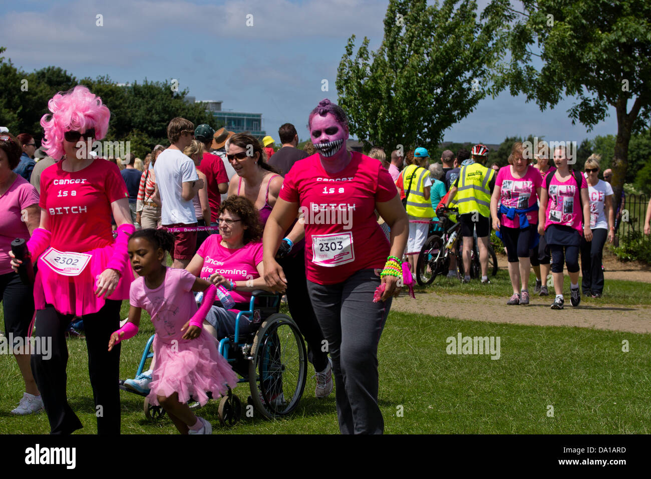 Milton Keynes la race pour la vie cancer 5 et 10 km à la course 2013 Banque D'Images