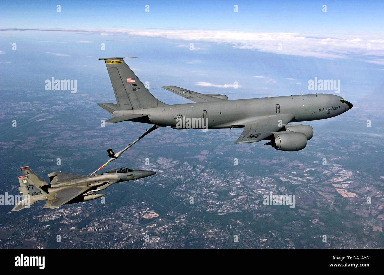 Un KC-135Q Stratotanker (58-0117) de la 1re escadre de chasse du 71e escadron de chasse, effectuant une mission pendant l'opération Noble Eagle. L'avion, basé à Langley Air Force base, fait partie de la flotte de chasseurs de l'Air combat Command, fournissant le ravitaillement aérien pour les opérations de combat en soutien à la défense nationale des États-Unis. Banque D'Images