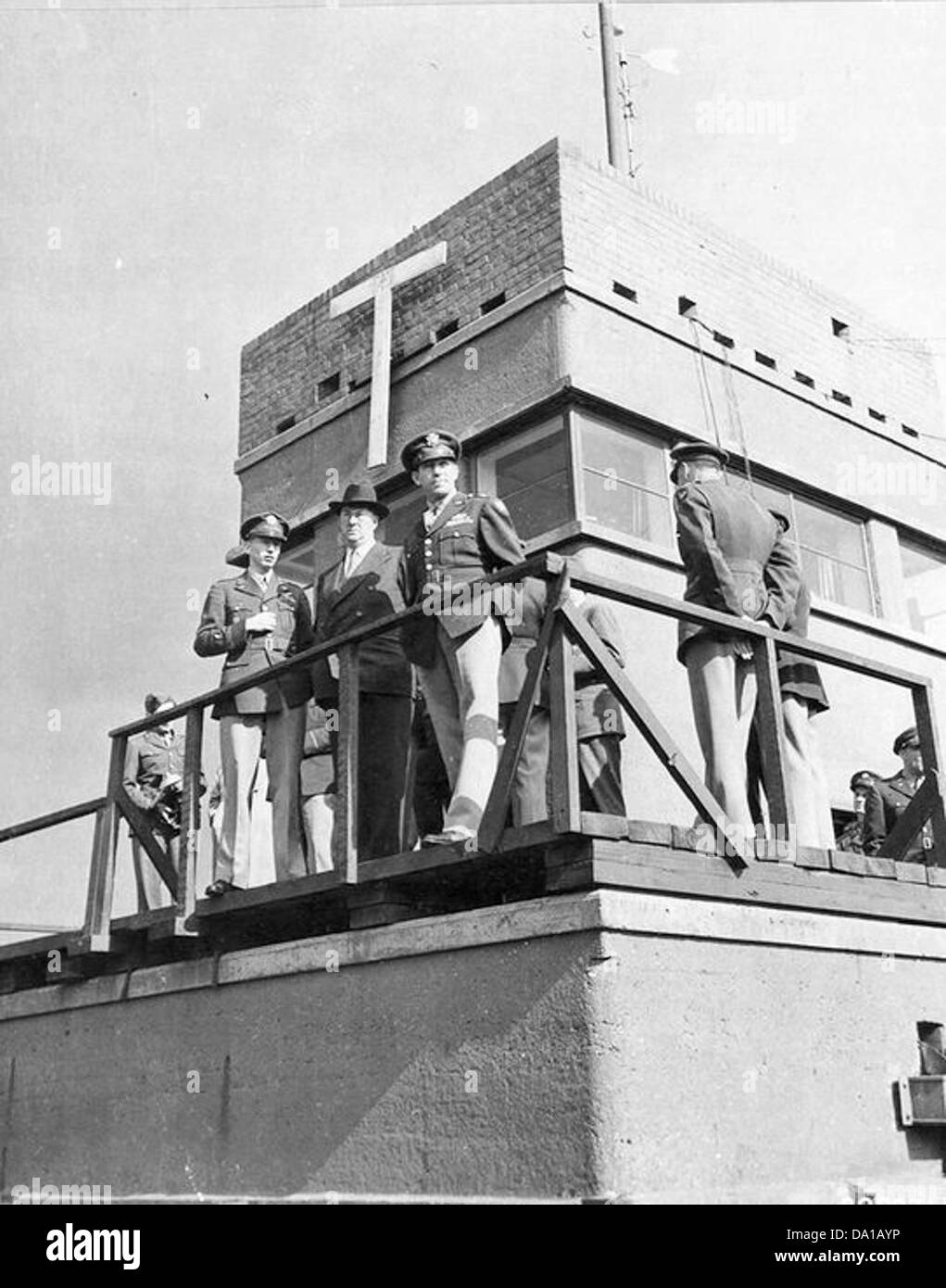 La tour de contrôle de la RAF Debden a été une structure vitale pendant la seconde Guerre mondiale, soutenant les opérations aériennes dans la région. La tour a joué un rôle important dans la coordination des missions de la RAF, assurant le contrôle du trafic aérien et la communication pendant le conflit. Banque D'Images