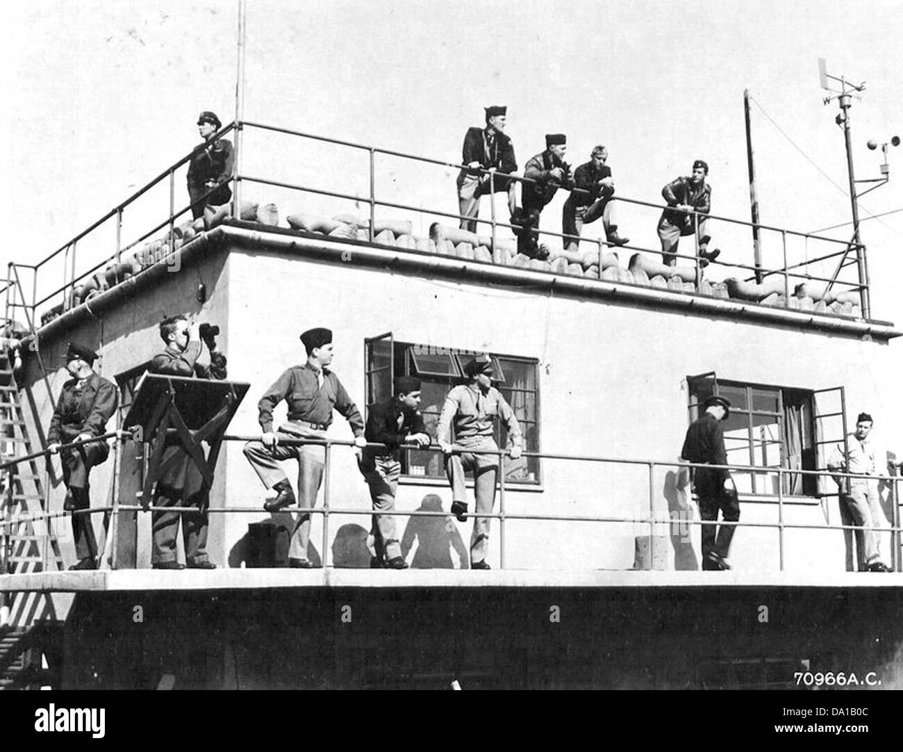 La tour de contrôle de Metfield de la RAF, qui faisait partie des opérations de la Royal Air Force pendant la seconde Guerre mondiale, a servi de lieu clé pour le contrôle du trafic aérien et les opérations. La structure a joué un rôle important dans la coordination des vols pendant les missions en temps de guerre. Banque D'Images