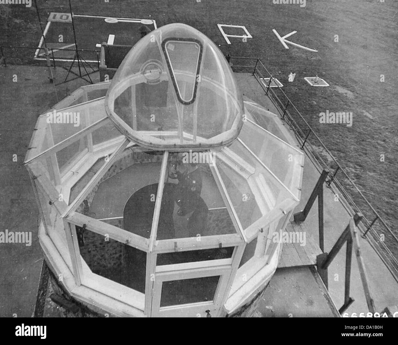 Cette image représente la tour de contrôle de Polebrook de la RAF, montrant la structure clé de l'aérodrome utilisée pendant la seconde Guerre mondiale pour le contrôle du trafic aérien et la coordination des opérations militaires. Banque D'Images