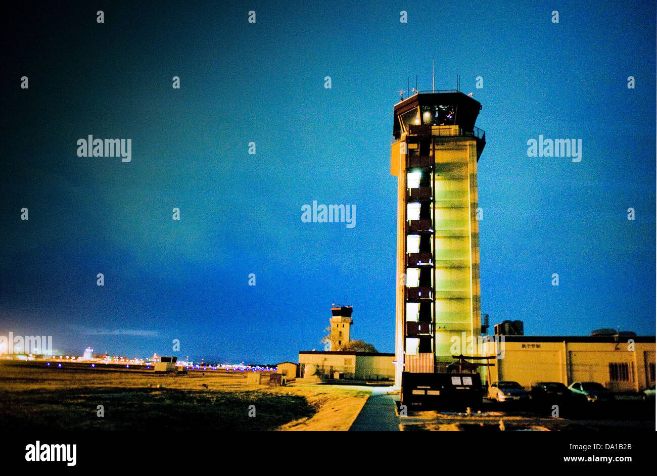 La tour de contrôle de la base aérienne de Yokota, au Japon, sert de principal centre de contrôle du trafic aérien pour la base, un centre clé pour les opérations de l'US Air Force dans le Pacifique. Banque D'Images