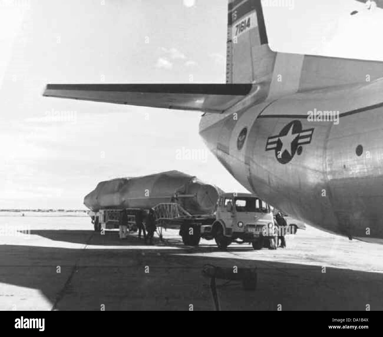 Le missile Atlas du 549th Strategic missile Squadron arrive à Offutt Air Force base, Nebraska, en 1962. Le missile était un élément essentiel du système de missiles balistiques intercontinentaux des États-Unis pendant la guerre froide. Banque D'Images