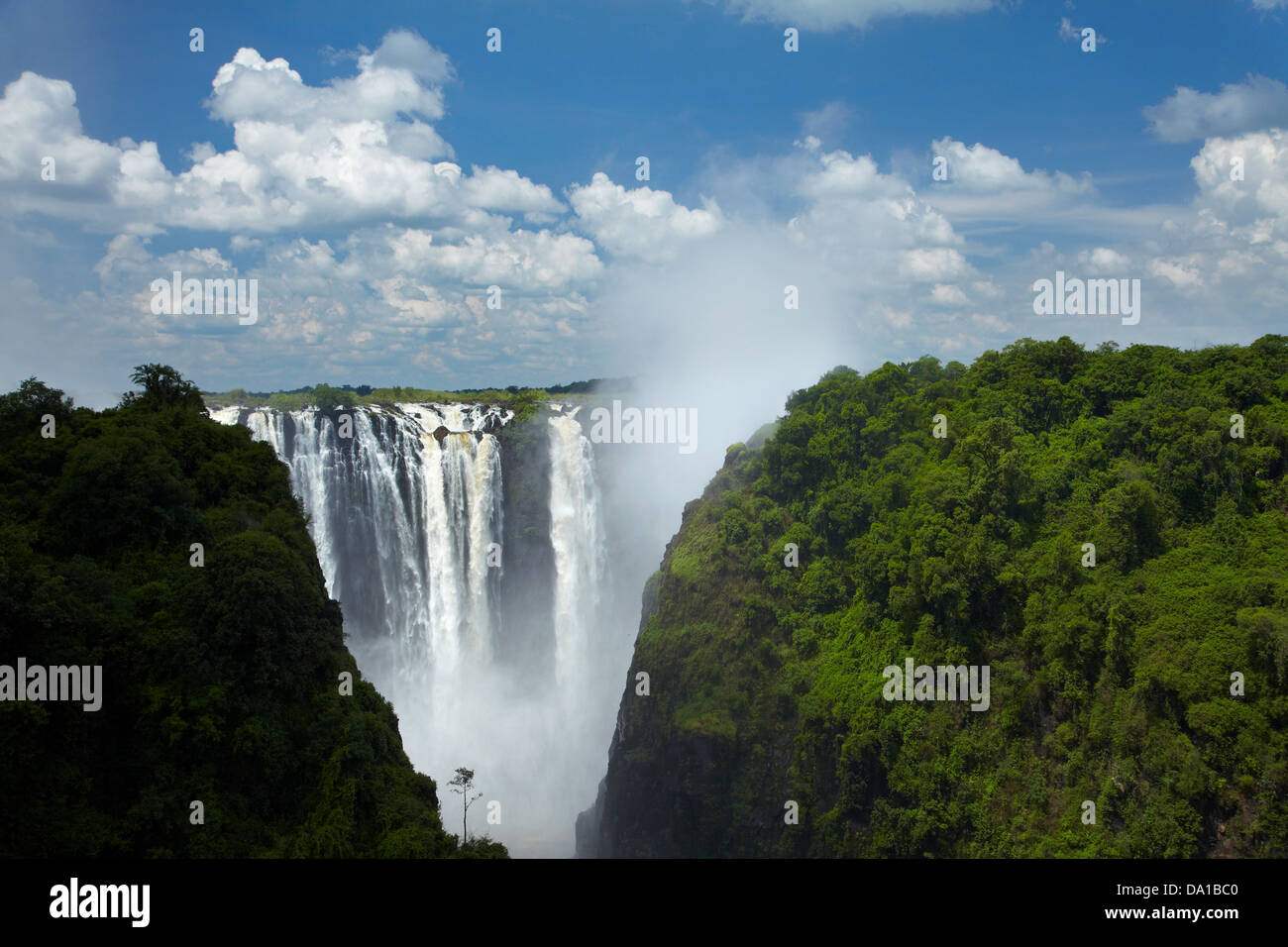 Victoria Falls ou 'Mosi-oa-Tunya" (La fumée qui tonne), et Zambèze, Zambie Zimbabwe / Afrique du Sud, la frontière Banque D'Images
