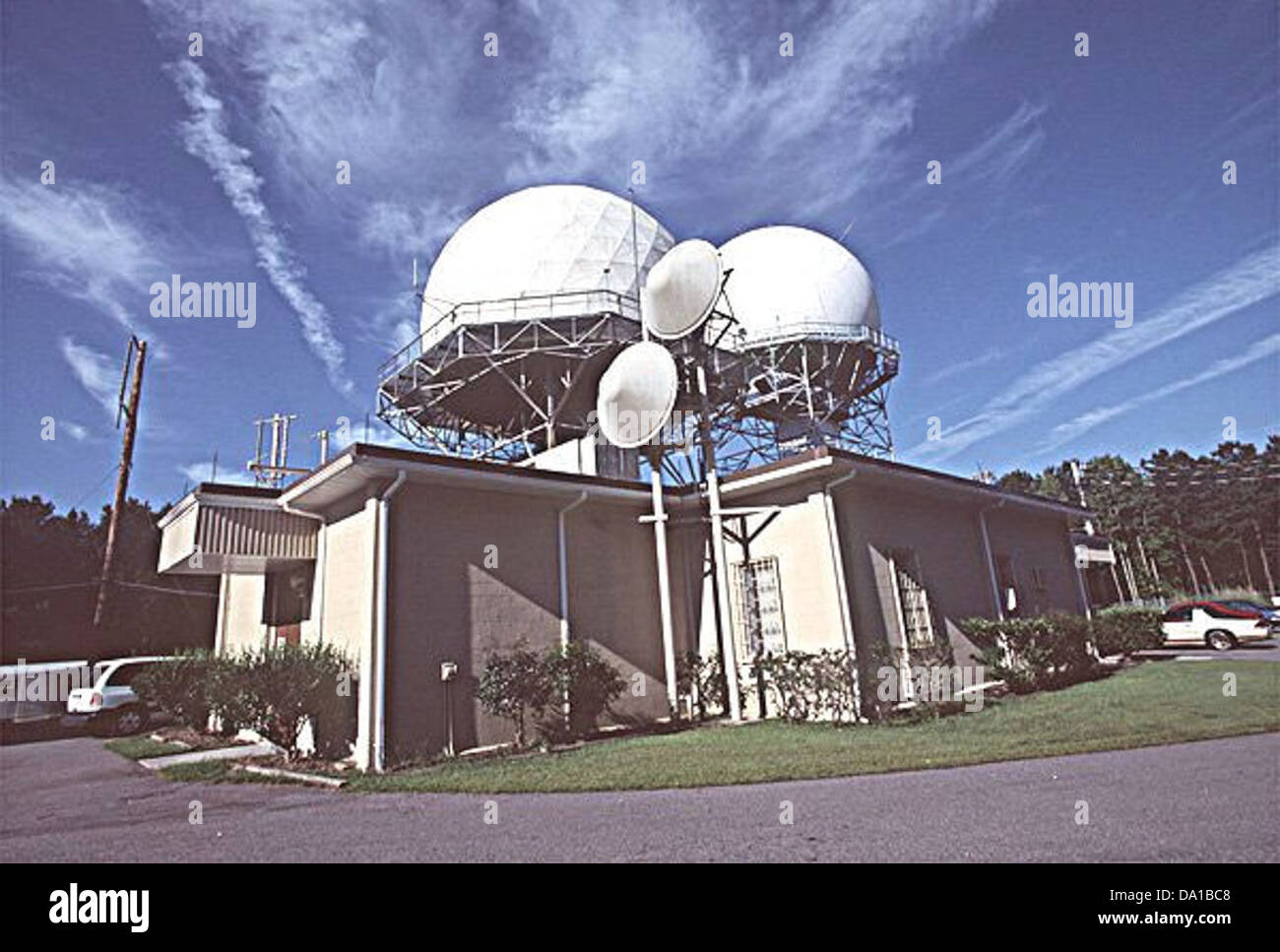 Une photographie du système radar ARSR-4 à Jedburg, Caroline du Sud. Le système radar est utilisé pour le contrôle et la surveillance du trafic aérien, jouant un rôle crucial dans les opérations de sécurité nationale. Banque D'Images