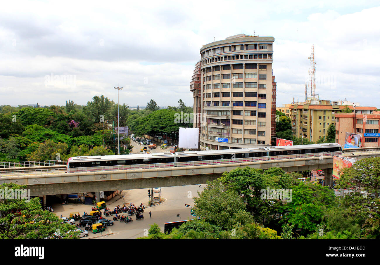Metro train passé Trinity circle Bangalore ; Inde ; Banque D'Images