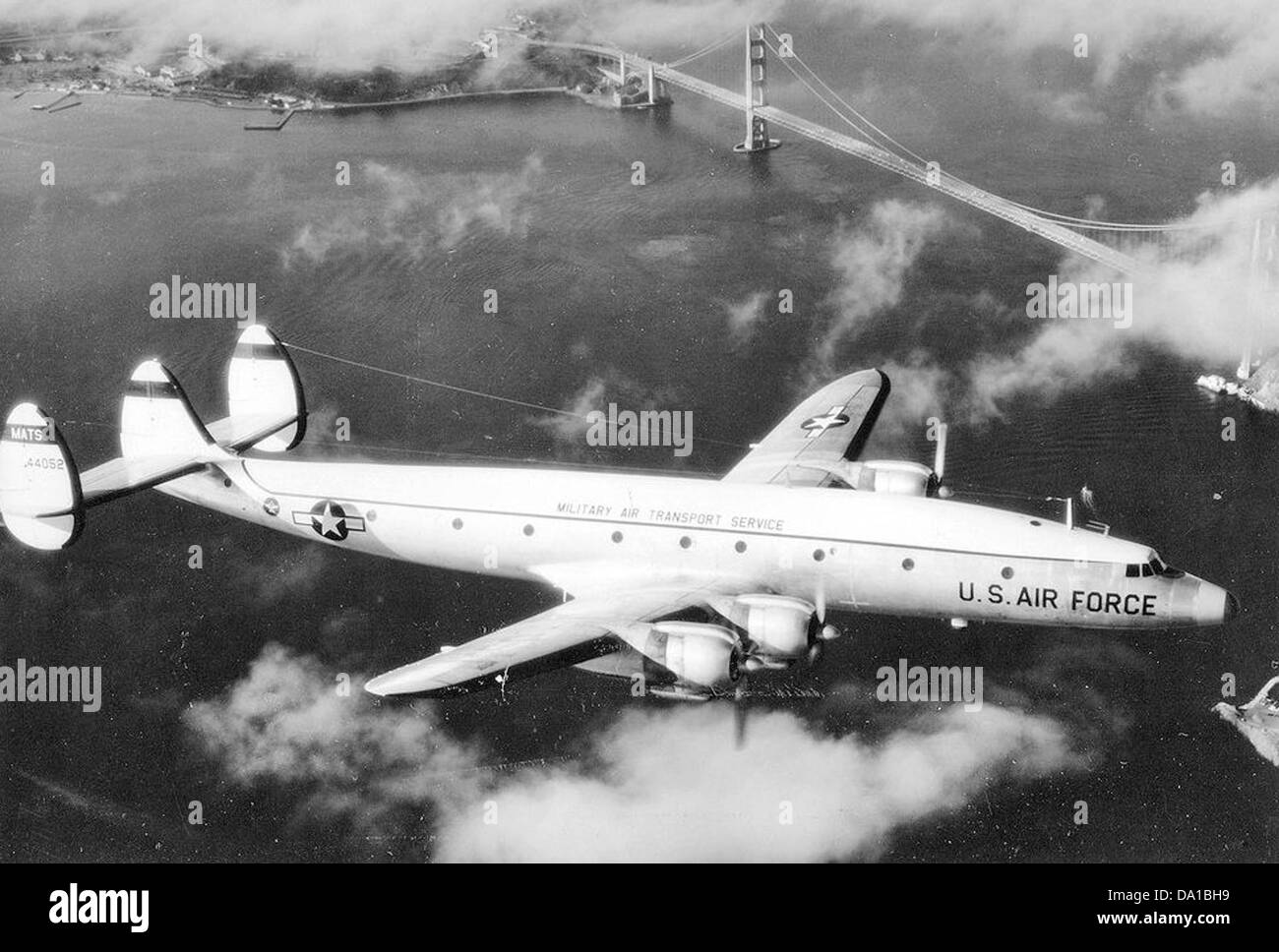 Le Lockheed C-121G-LO, immatriculé 54-4052, survole le Golden Gate Bridge. Cet avion, qui fait partie du 1501e groupe de transport aérien, a été utilisé pour des opérations militaires et de transport. Banque D'Images