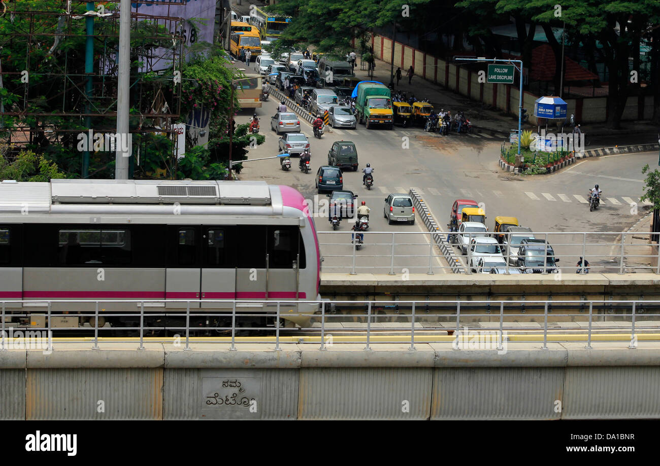 Metro train passé Trinity circle Bangalore ; Inde ; Banque D'Images