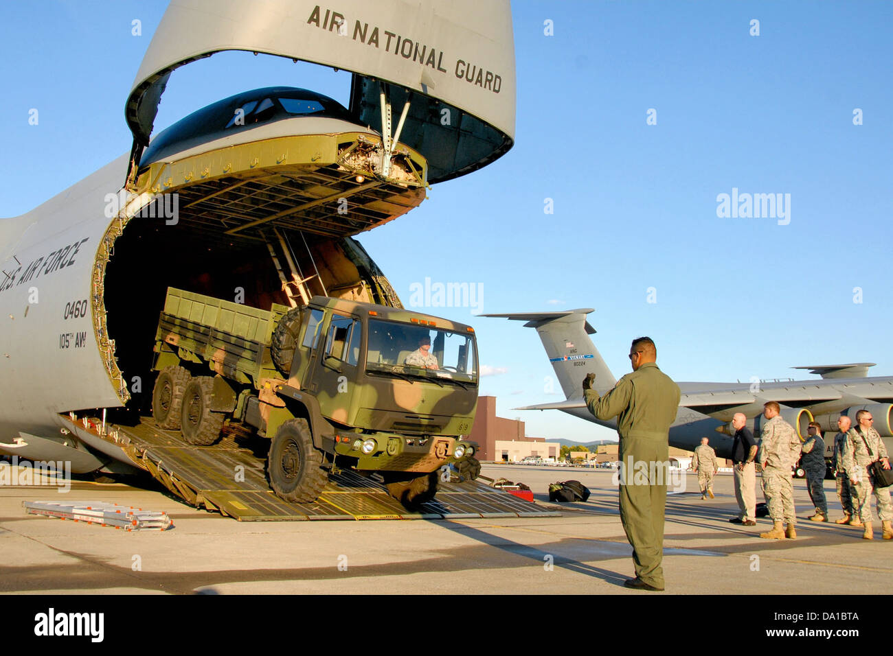 Cette image montre le 105th Airlift Wing (105 AW) C-5M Super Galaxy, un gros avion cargo exploité par la base de la Garde nationale aérienne Stewart. Il met en évidence la taille et le rôle de l'avion dans la logistique militaire et les missions de transport aérien, essentielles pour déplacer de grosses charges sur de longues distances. Banque D'Images