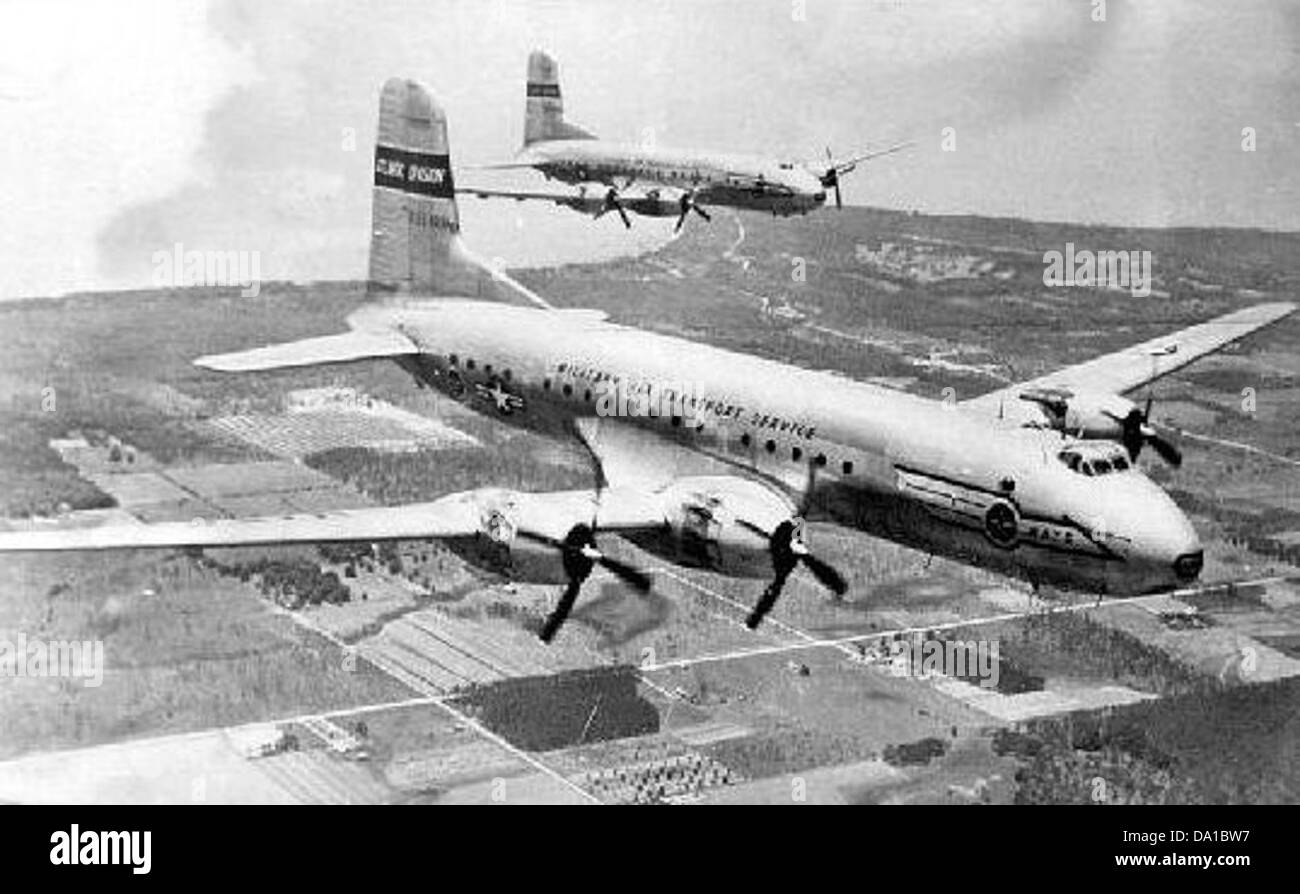 Cette image capture deux Douglas C-74 Globemaster du 1703d Air transport Group, une unité de transport aérien militaire. Le C-74 Globemaster, l'un des premiers gros avions cargo, a été utilisé pour transporter des charges lourdes et du matériel militaire au milieu du XXe siècle. Banque D'Images