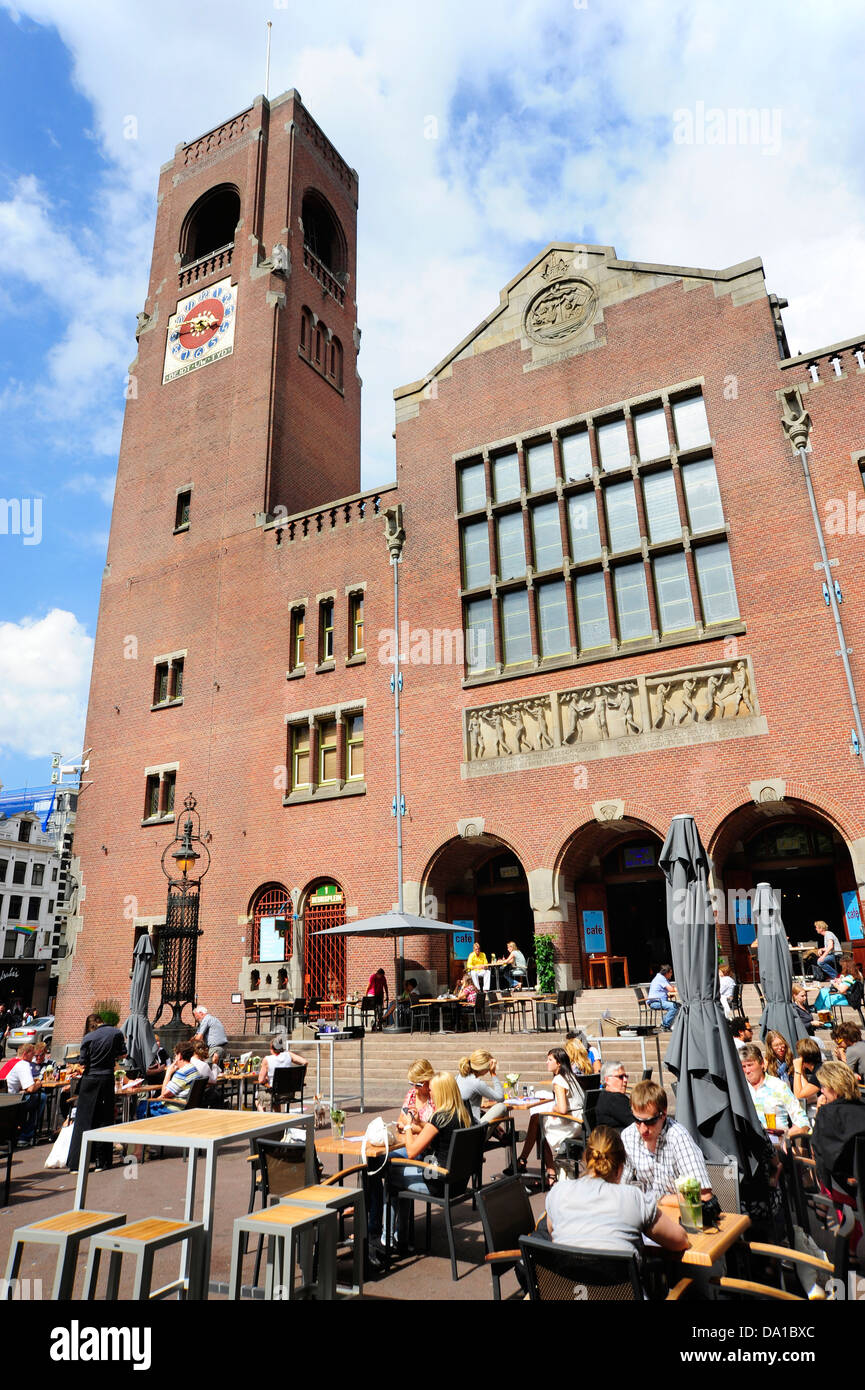 Pays-bas, Amsterdam, vue de Beurs van Berlage et café à Beursplein Banque D'Images