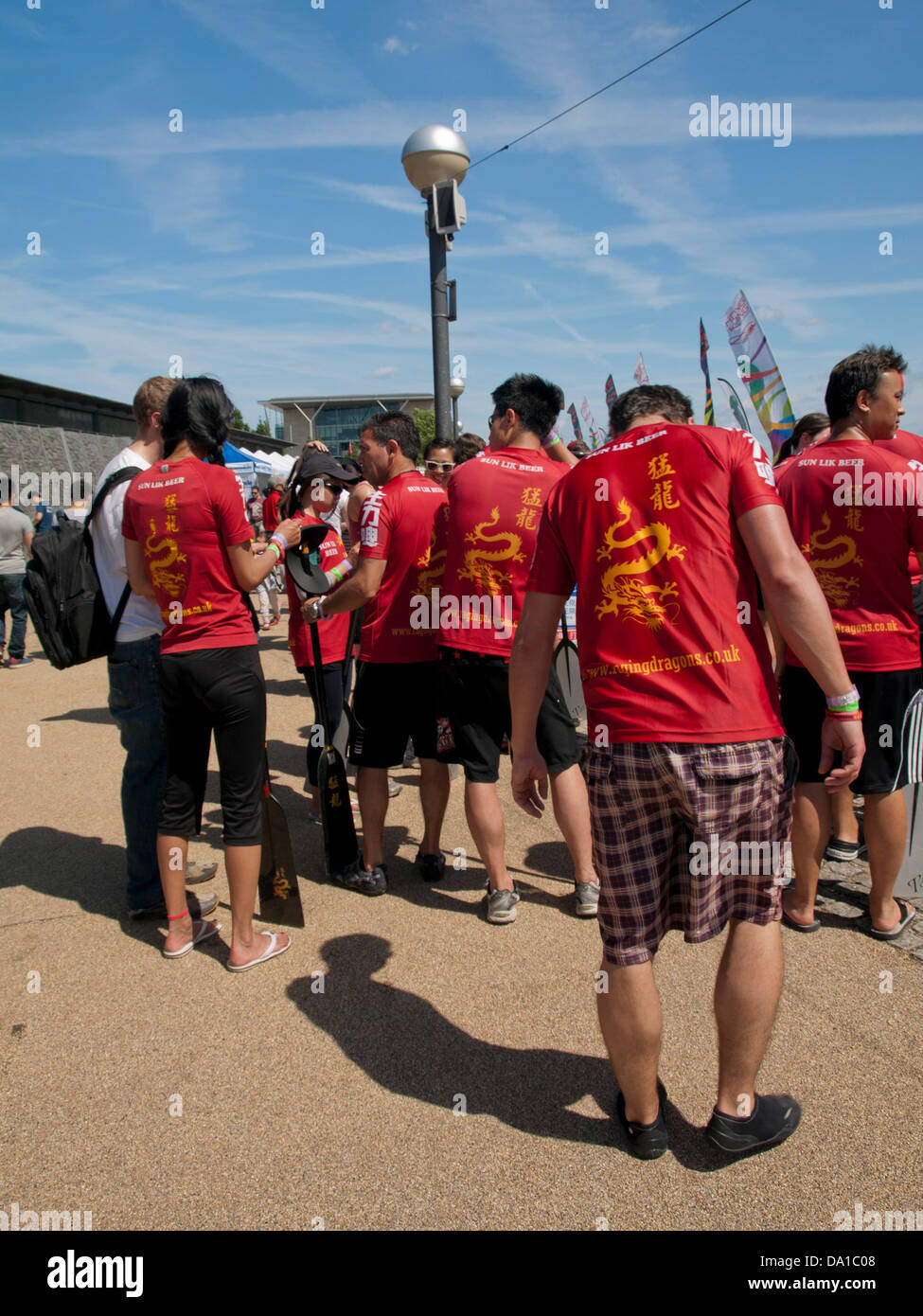 Londres, Royaume-Uni. 30 juin 2013. Lions Club de Chinatown de Londres accueille le 18e Londres Hong Kong Dragon Boat Festival le 30 juin 2013 au London Centre Regatta, Docklands, London, England, UK. En plus de la course de bateaux-dragons, cette levée de fonds se compose d'un festival gastronomique, des attractions culturelles, animation, musique live, arts martiaux affiche et bien plus encore. Credit : PD Amedzro/Alamy Live News Banque D'Images