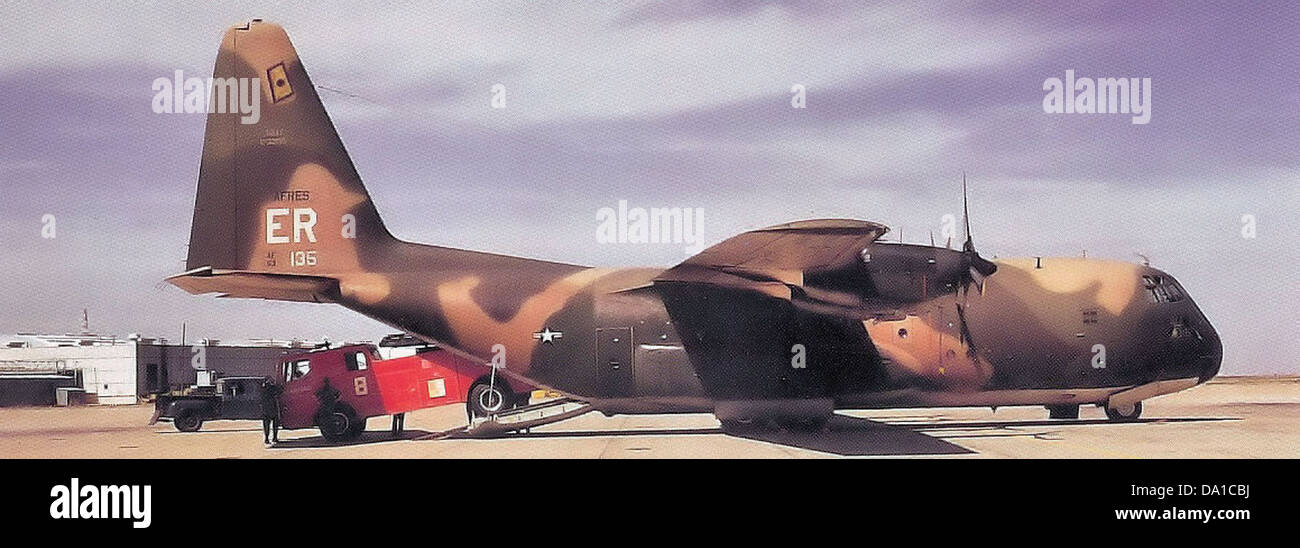 Le 705th Tactical Airlift Squadron (STATS) C-130A avec le numéro de queue 53-3135 en vol, montrant son rôle dans les opérations de transport aérien tactique. Cet avion faisait partie de la flotte de l'US Air Force pour le transport de personnel militaire et de fret. Banque D'Images