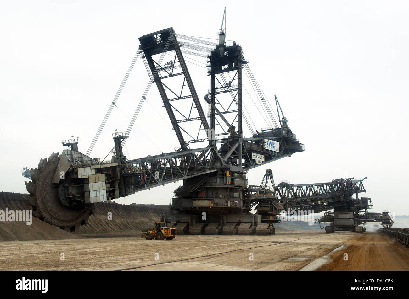 L'exploitation minière à l'excavateur lignite Tagebau Garzweiler (surface mine) Rhénanie du Nord-Westphalie, Allemagne. Banque D'Images