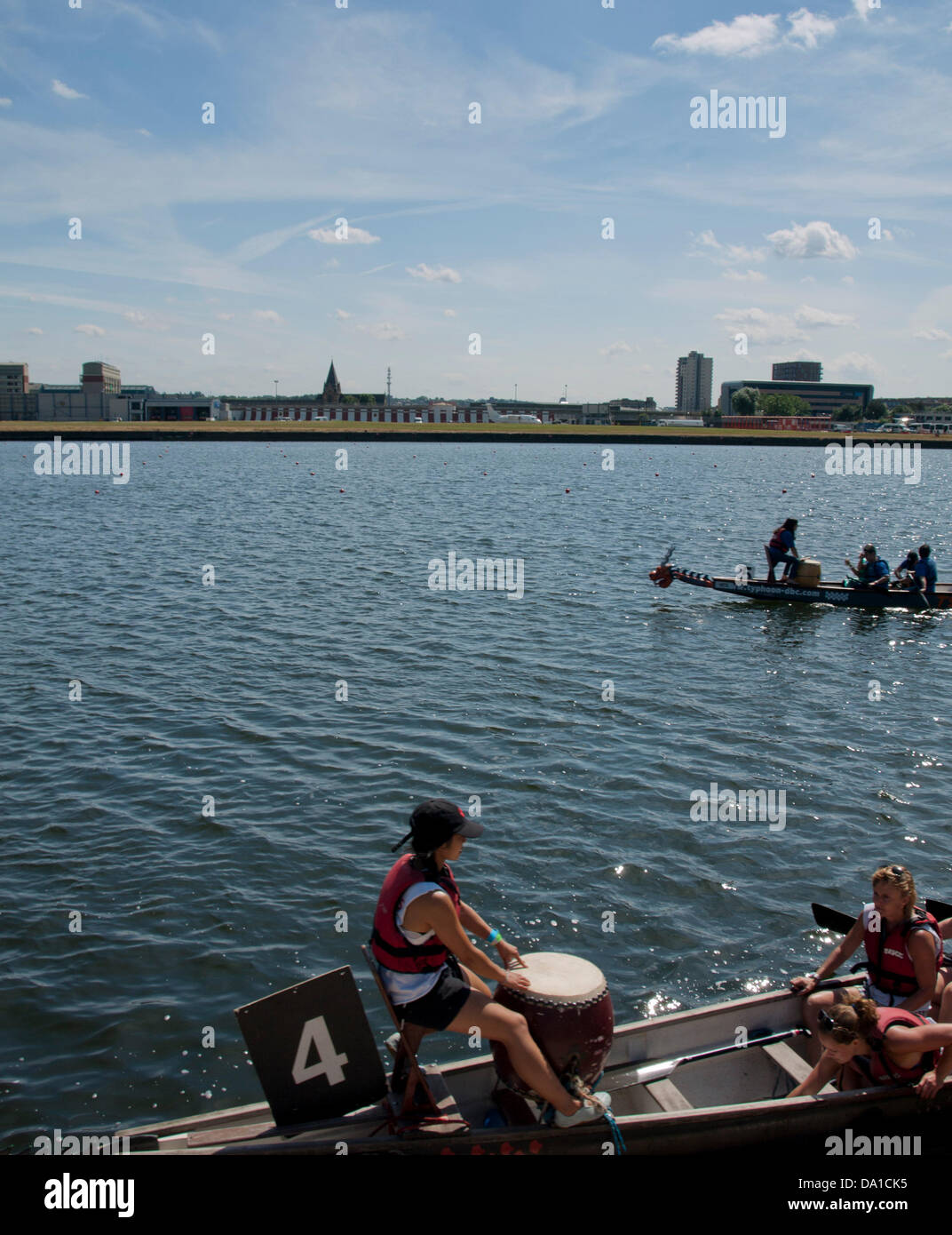 Londres, Royaume-Uni. 30 juin 2013. Lions Club de Chinatown de Londres accueille le 18e Londres Hong Kong Dragon Boat Festival le 30 juin 2013 au London Centre Regatta, Docklands, London, England, UK. En plus de la course de bateaux-dragons, cette levée de fonds se compose d'un festival gastronomique, des attractions culturelles, animation, musique live, arts martiaux affiche et bien plus encore. Credit : PD Amedzro/Alamy Live News Banque D'Images