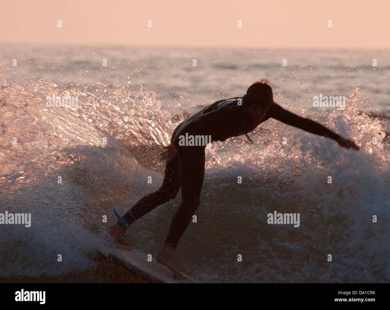 Surfer au coucher du soleil, Bude, Cornwall, UK 2013 Banque D'Images