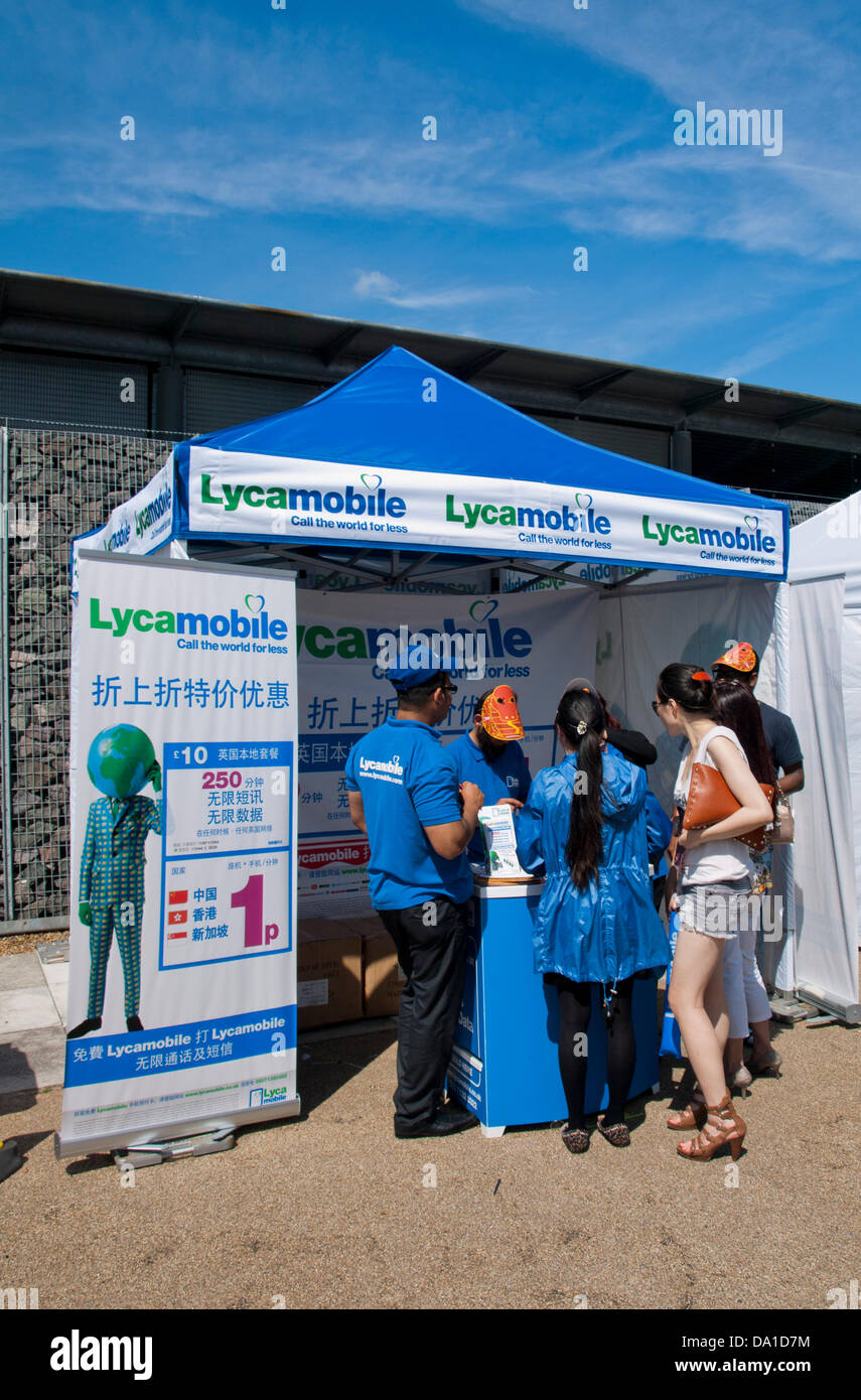 Londres, Royaume-Uni. 30 juin 2013. Lions Club de Chinatown de Londres accueille le 18e Londres Hong Kong Dragon Boat Festival le 30 juin 2013 au London Centre Regatta, Docklands, London, England, UK. En plus de la course de bateaux-dragons, cette levée de fonds se compose d'un festival gastronomique, des attractions culturelles, animation, musique live, arts martiaux affiche et bien plus encore. Credit : PD Amedzro/Alamy Live News Banque D'Images