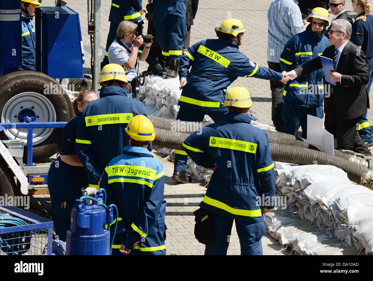 Le Président allemand Joachim Gauck (R) ressemble à une présentation de l'Agence fédérale pour l'aide technique et de l'anglais les pompiers de Breisach, Allemagne, 01 juillet 2013. Le président et un corps diplomatique visite le Sud de Baden. Photo : Patrick Seeger Banque D'Images