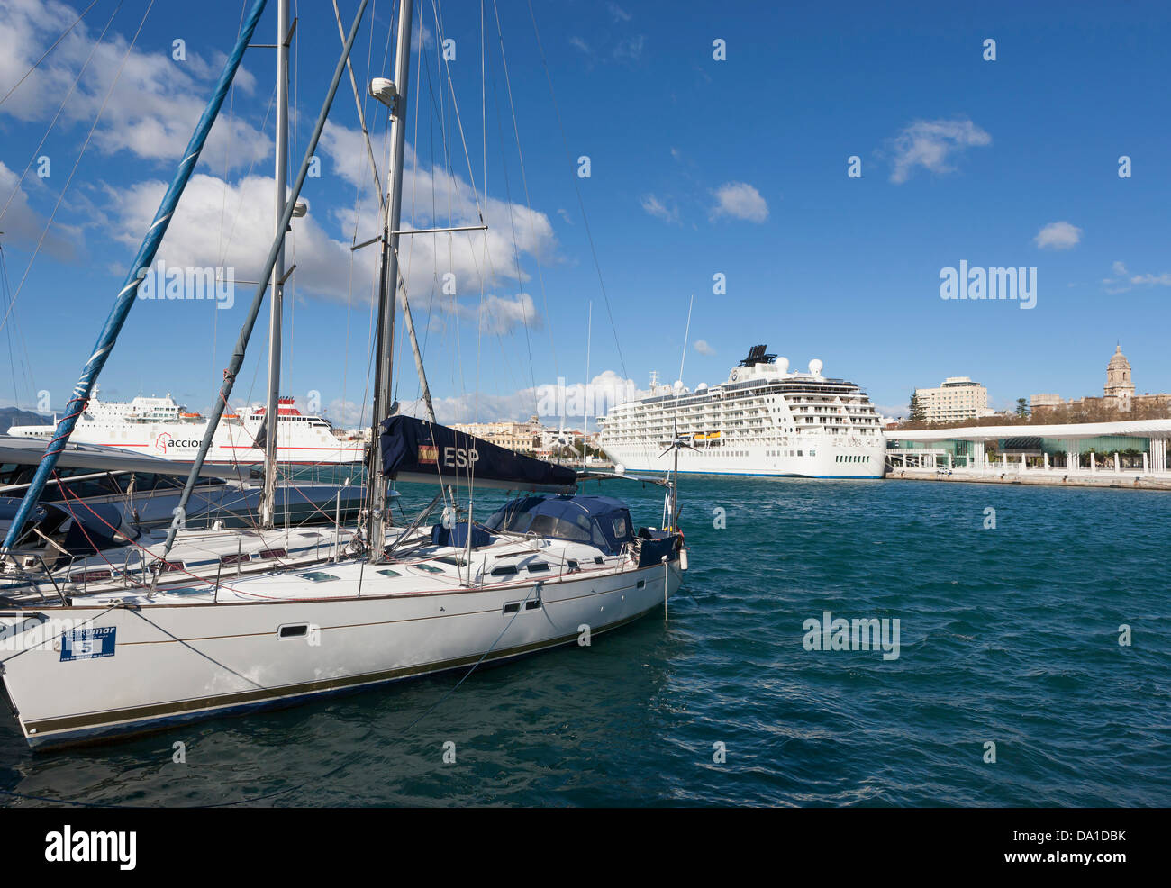 Espagne, Malaga, vue d'un paquebot de croisière au port Banque D'Images