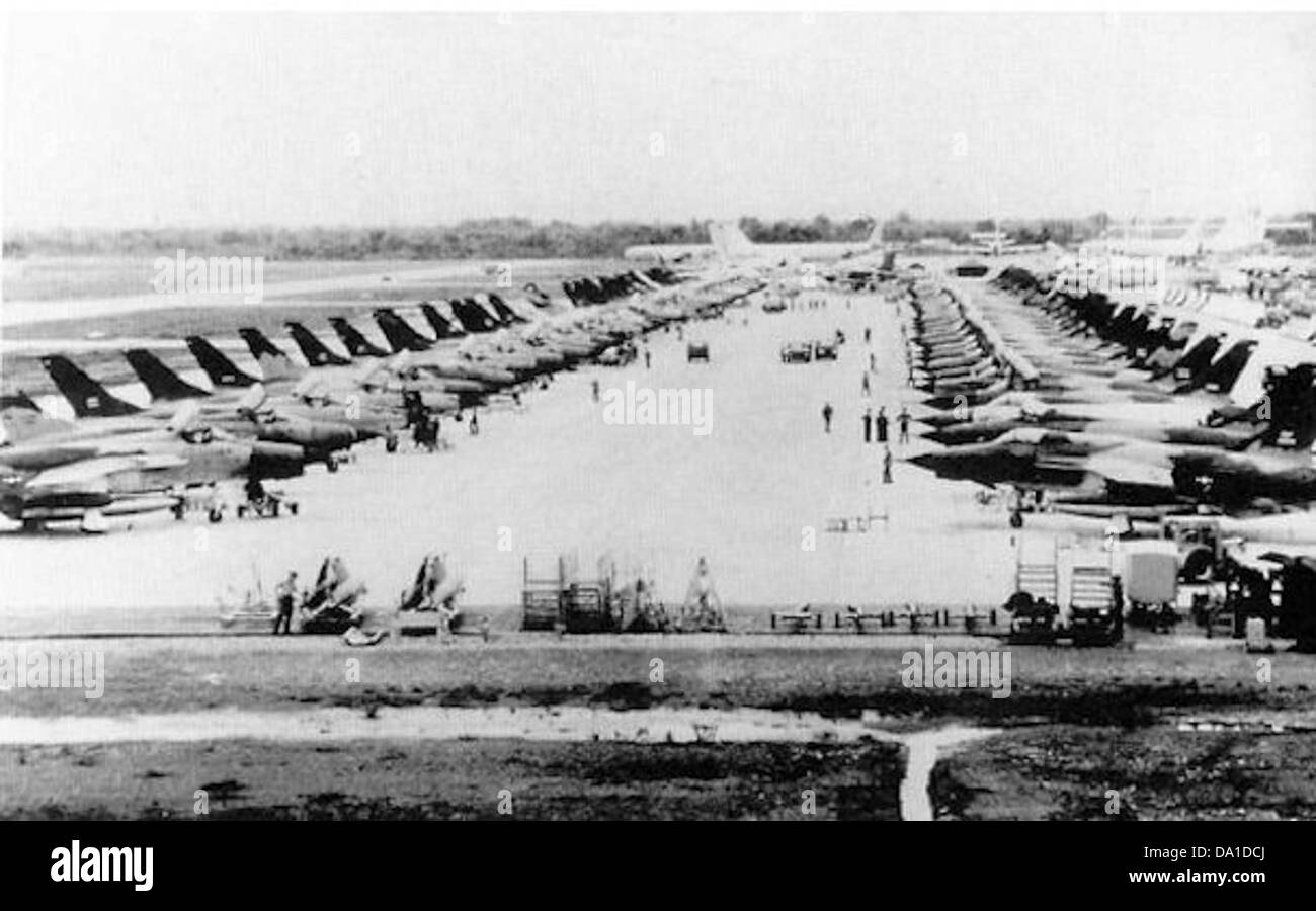 Cette photographie de 1968 représente une gamme d'avions F-105 Thunderchief sur la ligne de vol de la base aérienne royale thaïlandaise de Korat, montrant l'aviation militaire pendant la guerre du Vietnam. L'avion est prêt pour le décollage, et la scène met en évidence l'état de préparation opérationnelle de la base aérienne à ce moment-là. Banque D'Images