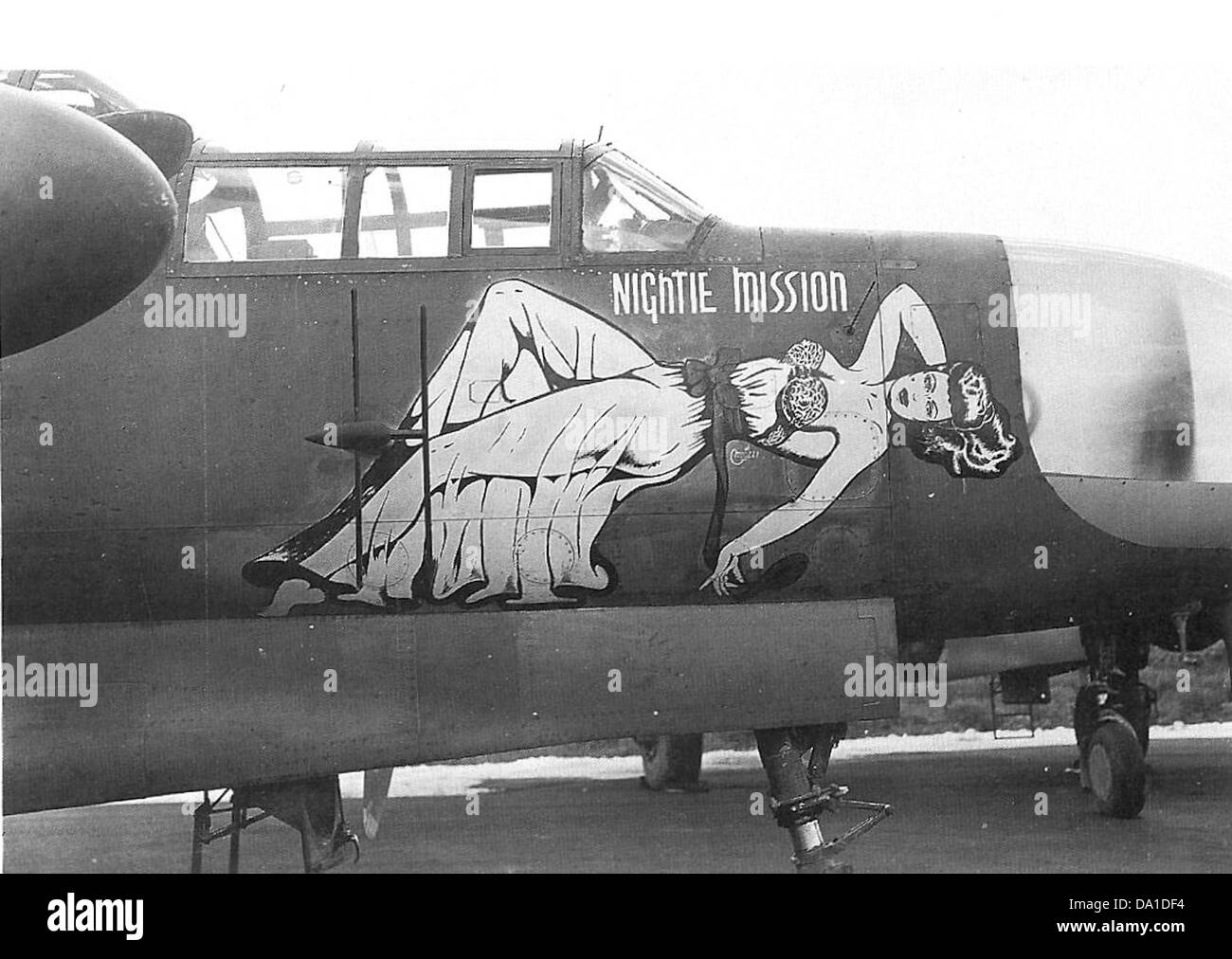 Une image historique du P-61A Black Widow, numéro d'immatriculation 42-5526, lors d'une mission de nuit. Cet avion, qui fait partie du 6e escadron de chasse de nuit, a été utilisé pour des opérations nocturnes pendant la seconde Guerre mondiale, mettant en valeur son rôle dans l'histoire de l'aviation militaire. Banque D'Images