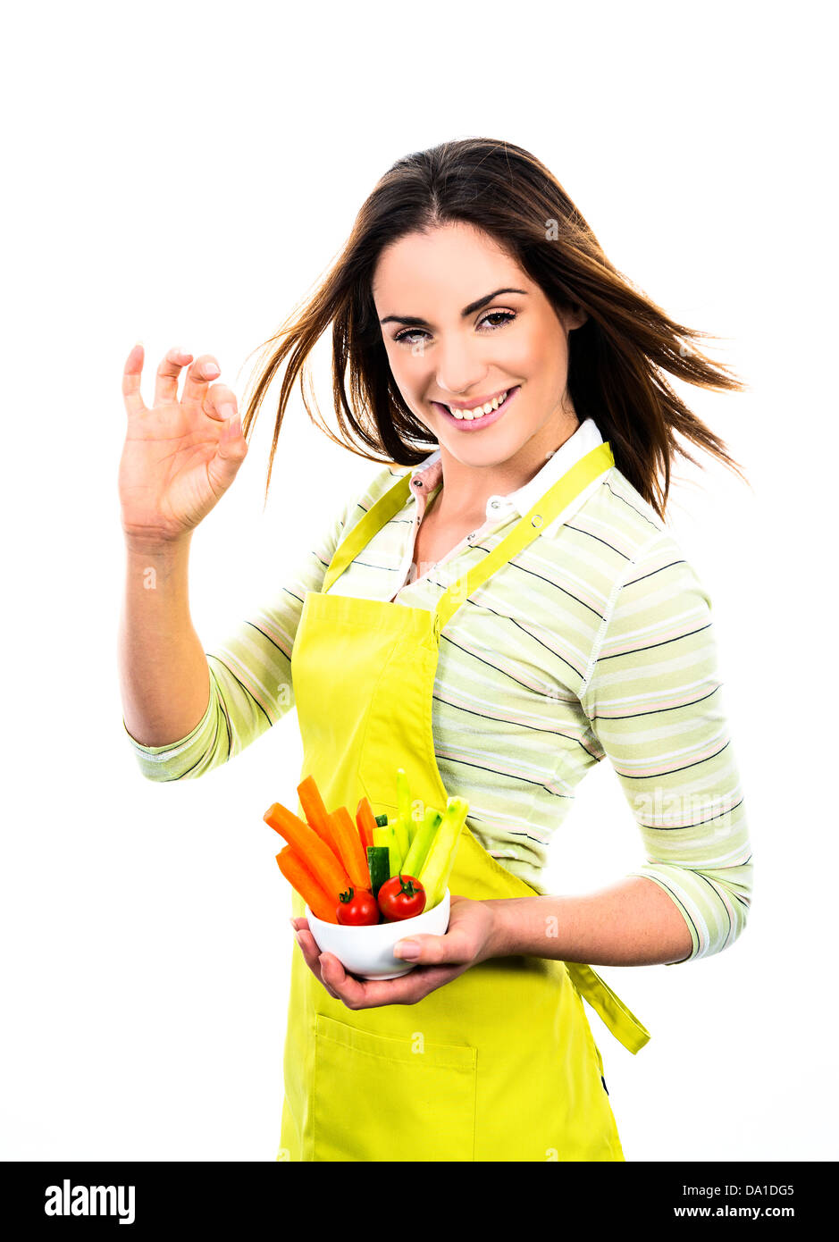 Jeune femme de la cuisson. Des aliments sains - Salade de légumes. Régime alimentaire. Concept de suivre un régime. Mode de vie sain. La cuisson à la maison. Préparer la nourriture Banque D'Images