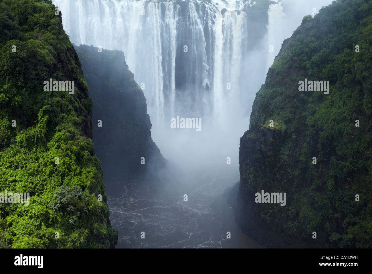 Victoria Falls ou 'Mosi-oa-Tunya" (La fumée qui tonne), et Zambèze, Zambie Zimbabwe / Afrique du Sud, la frontière Banque D'Images