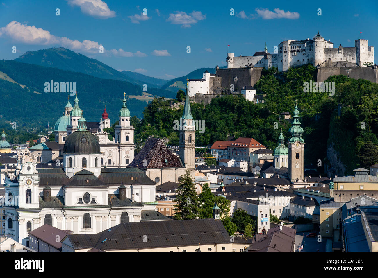 Vue panoramique sur les dômes et les clochers de la vieille ville, Salzbourg, Autriche Banque D'Images