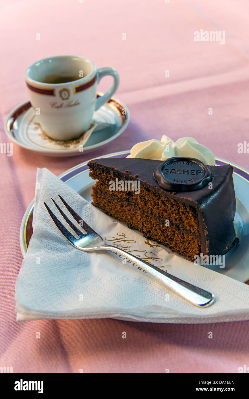 Gâteau au chocolat Sachertorte originale, Café Sacher, Salzbourg, Autriche Banque D'Images