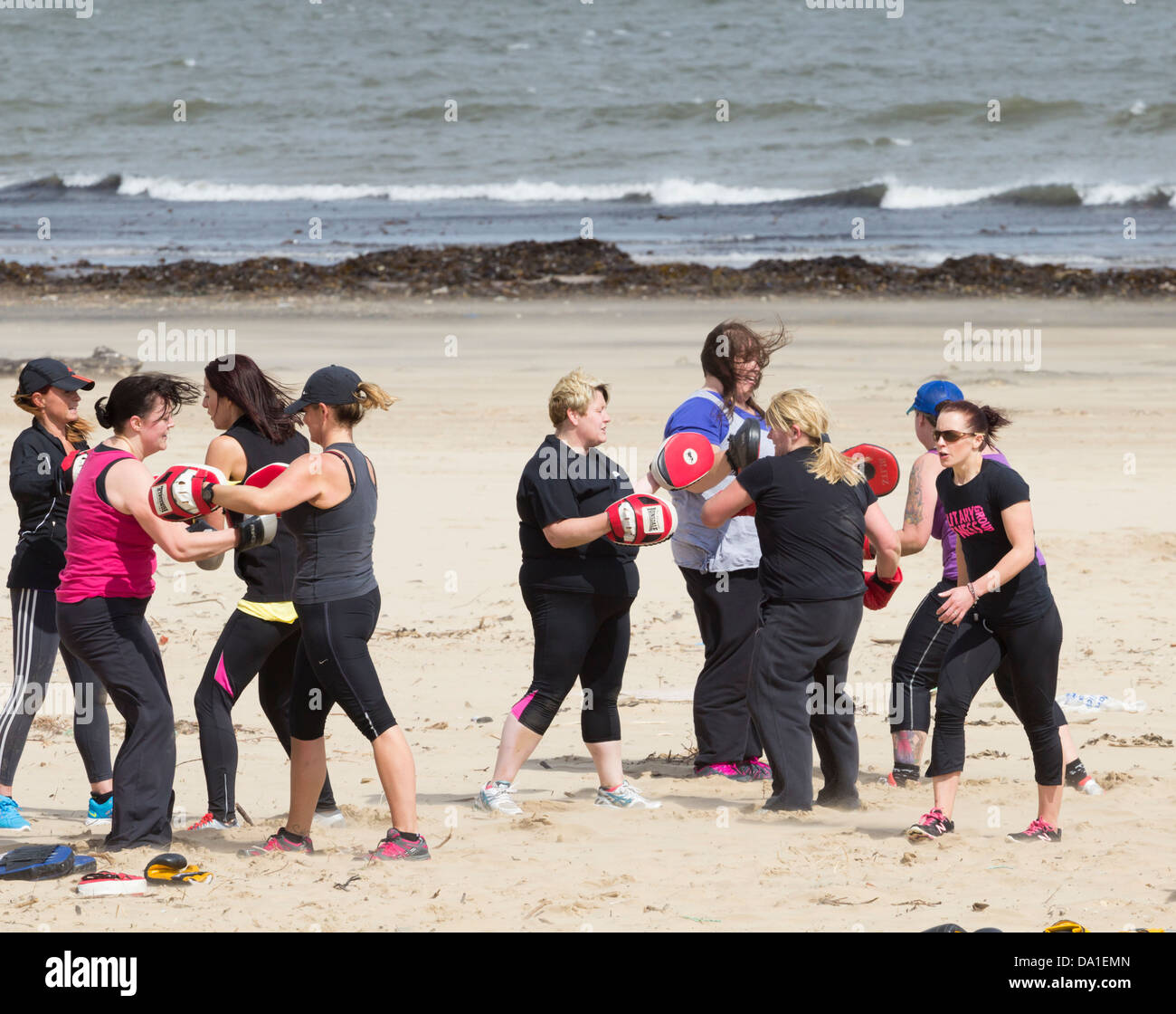 Les femmes prenant part à la formation militaire de se tenir en forme classe sur la plage de Redcar. Hartlepool, Angleterre du Nord-Est, Royaume-Uni Banque D'Images
