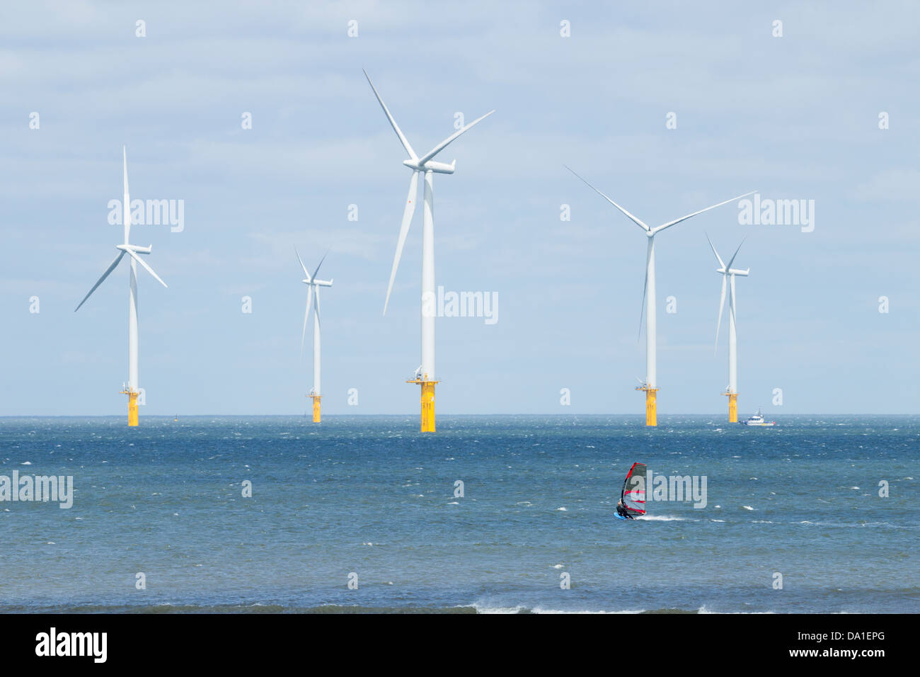 Près de parc éolien offshore de Teesside Windsurfer à Hartlepool, Angleterre du Nord-Est, Royaume-Uni Banque D'Images
