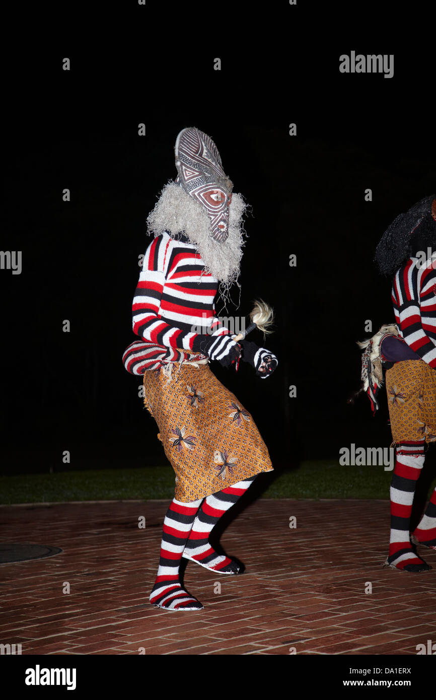 Danseur de masque africain traditionnel à la performance à Victoria Falls Hotel, Victoria Falls, Zimbabwe, Afrique du Sud Banque D'Images