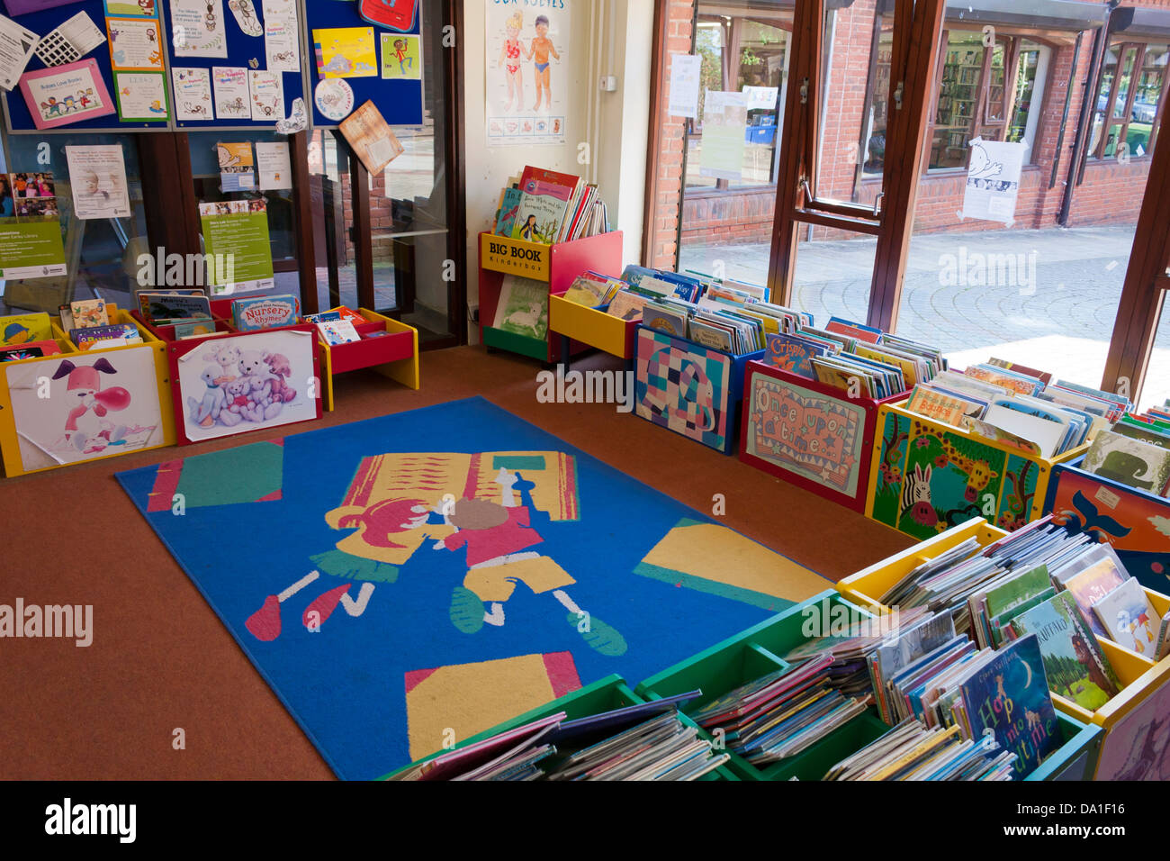 Section pour enfants d'une bibliothèque publique britannique pour les livres, la lecture et l'étude pour enfants. Banque D'Images