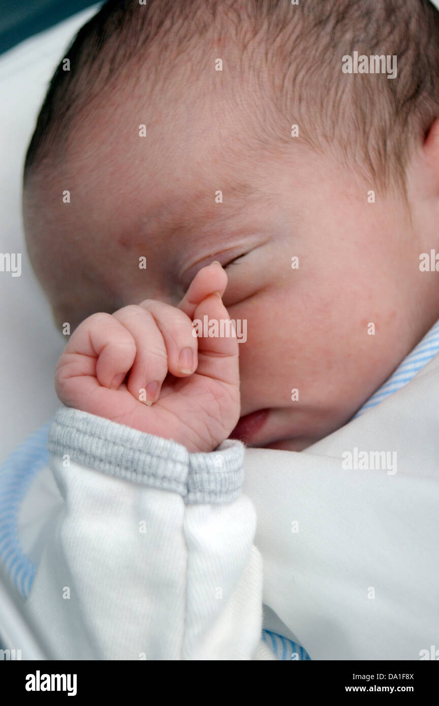 BÉBÉ NOUVEAU-NÉ Banque D'Images