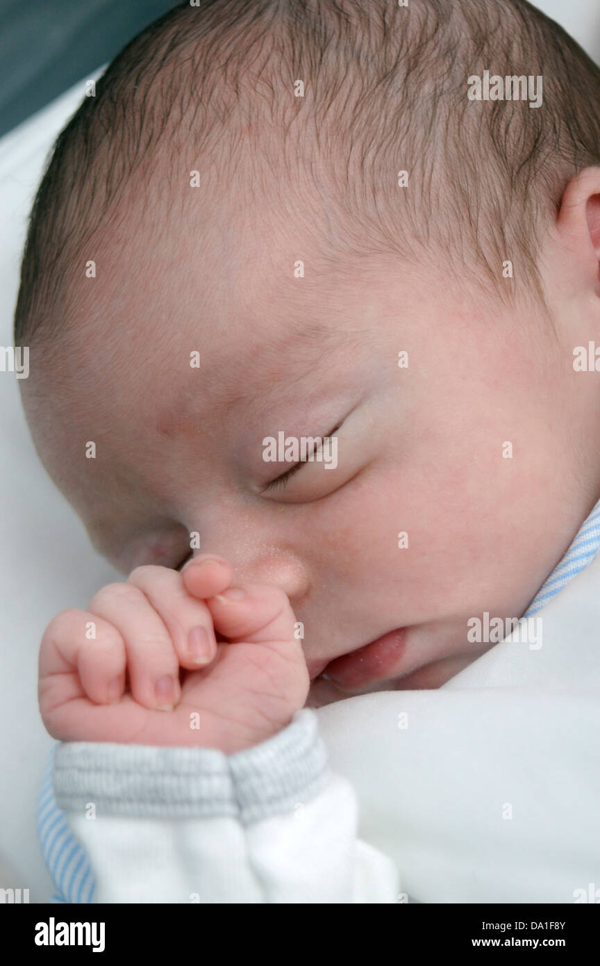 BÉBÉ NOUVEAU-NÉ Banque D'Images