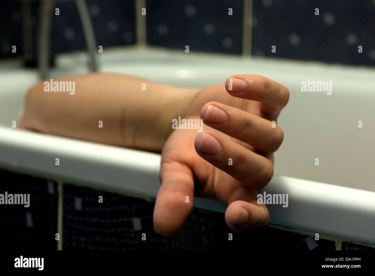 Corps de femme dans la salle de bain en baignoire Banque D'Images