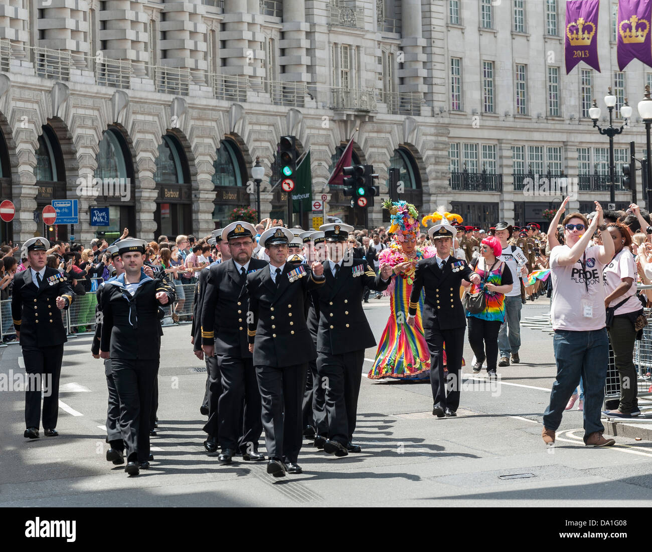 Un officier à la tête d'un contingent de la Royal Naval comme ils mars à la London Pride Parade. Banque D'Images