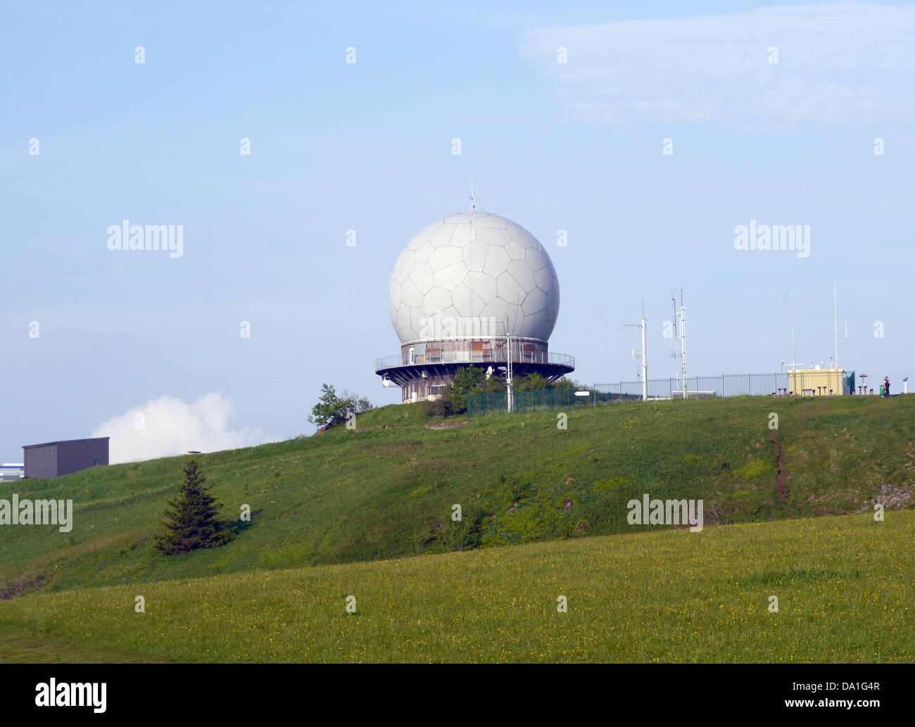 Le radar de Radom (dome) est représenté sur le mont Wasserkuppe à Gersfeld,  Allemagne, 09 juin 2013. Photo : FRANÇOIS-PIERRE TSCHAUNER Photo Stock -  Alamy