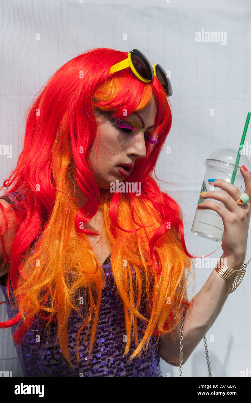 Un travesti, posant dans une perruque de couleur vibrante. Banque D'Images