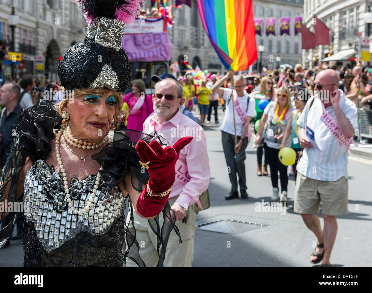 Un travesti personnes âgées participant à la London Pride Parade. Banque D'Images