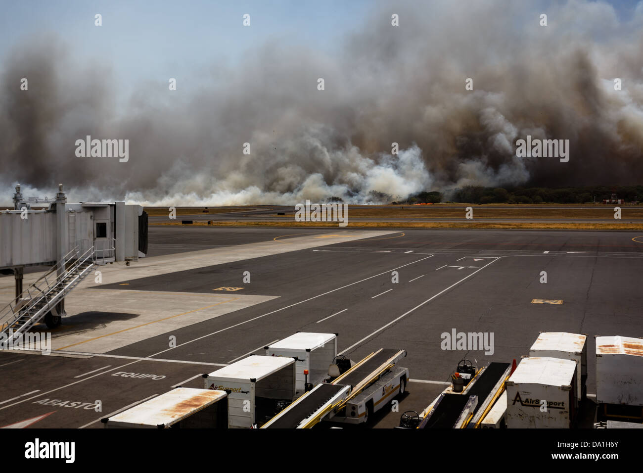 Feu de broussailles vu de l'aéroport international de San Salvador le 3 mars 2013 à San Salvador, Amérique centrale Banque D'Images